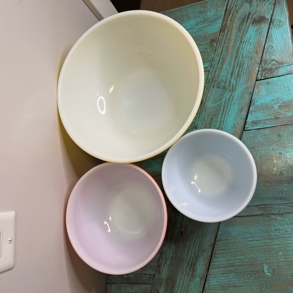 Set of 3 Vintage PYREX Primary Nesting Mixing Bowls - Picture 11 of 14